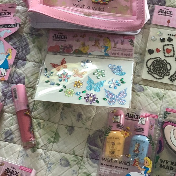 Wet n Wild Disney Alice In Wonderland 23 pcs Eye palette blush lip gloss bag New - Picture 6 of 11